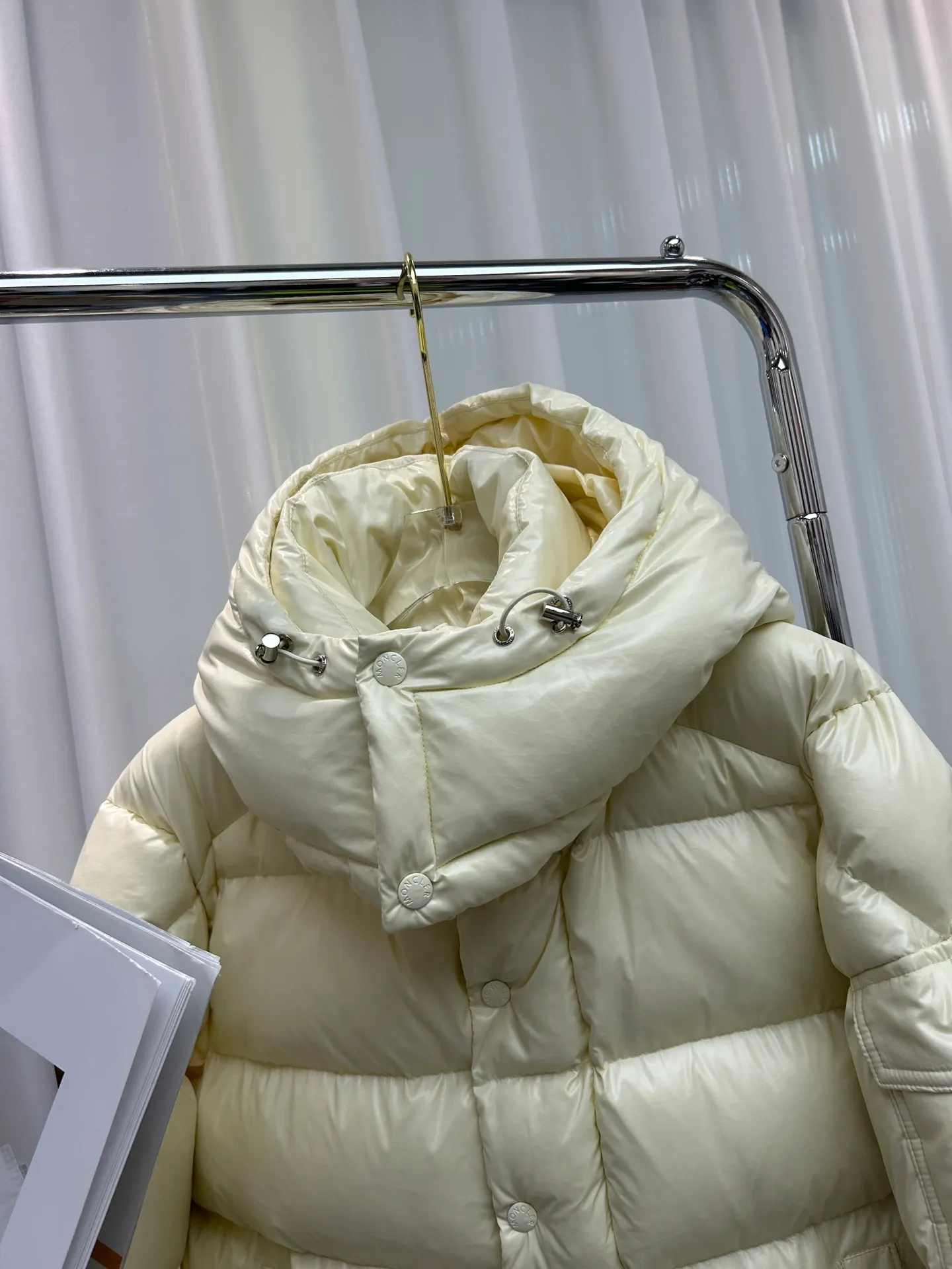 P390 Moncler/ 2026 70 、 。 DNA ， ， 。 Classic ， 、 。 Classic 70 。 Quality， 90 ，Premium Quality ， ，Black ！ Sizes M-3XL